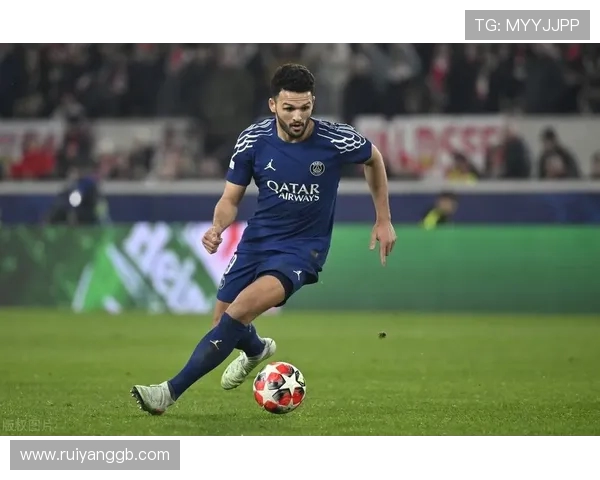 巴黎足球会与波城的激烈对决揭示了足球战术与团队协作的重要性